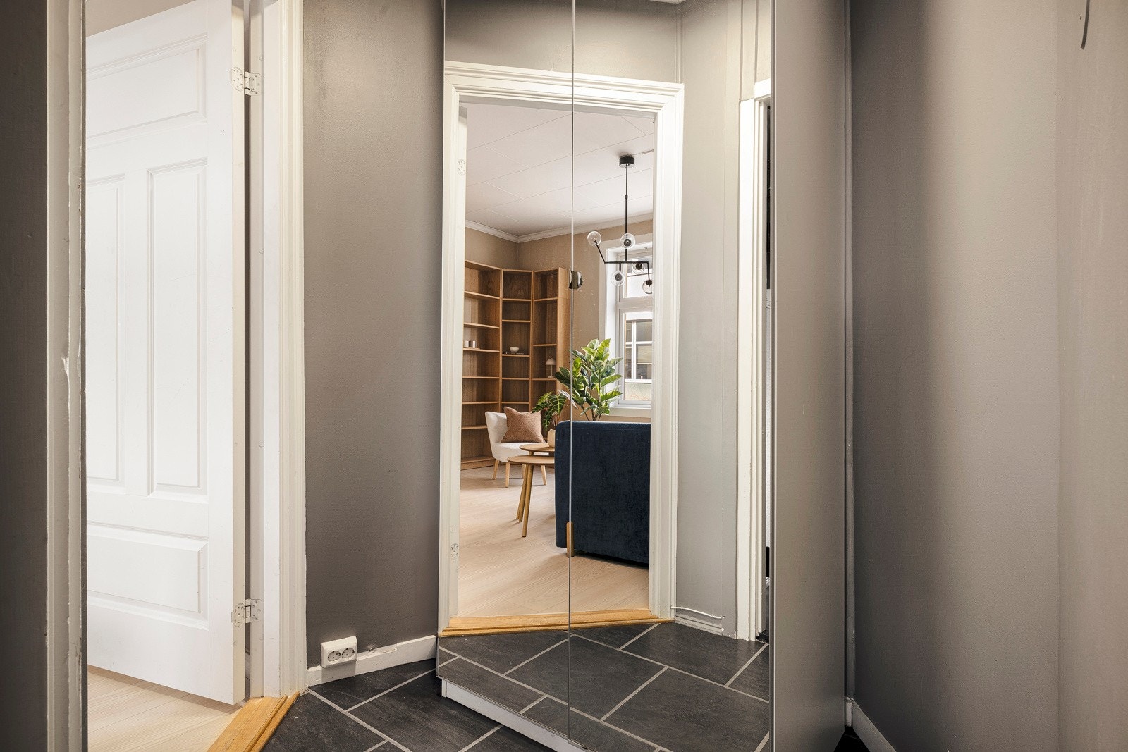 Leiligheten har en praktisk, og romslig entré med god plass til garderobeskap, som for øvrig følger handelen. Galleribilde