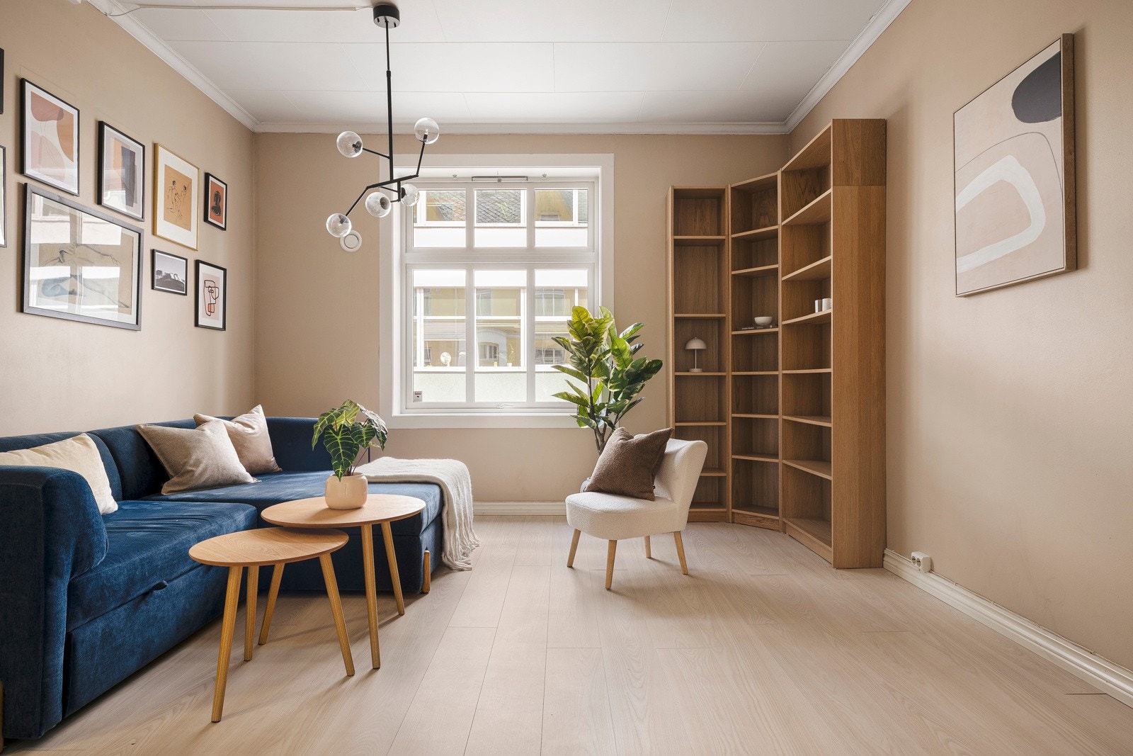 Selve stuen måler ca. 17 kvm. og har en god planløsning som gjør det enkelt å innrede i flere soner. Galleribilde