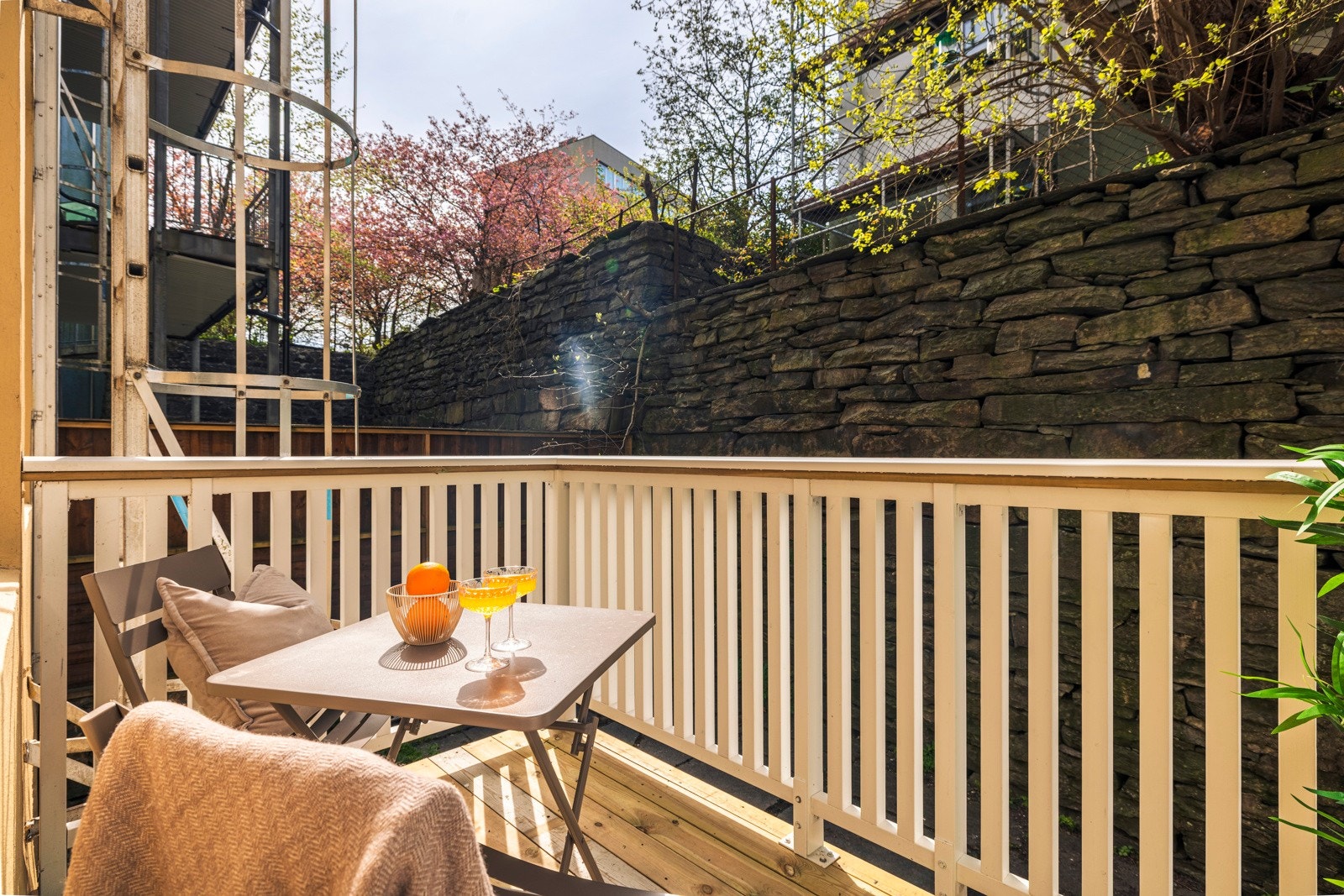 Koselig og skjermet balkong på ca. 4 kvm. Galleribilde