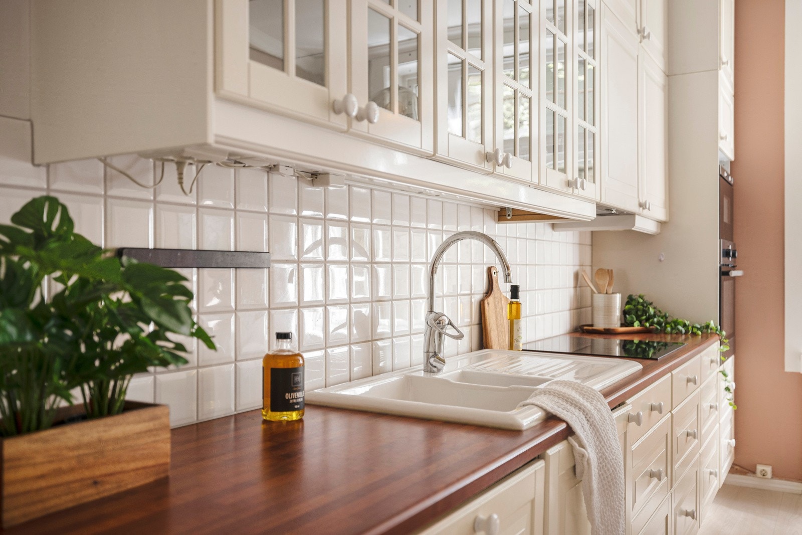 Det er også verdt å nevne at vasken er levert fra England, og det er praktiske fliser mellom benkeplate og overskap. Galleribilde