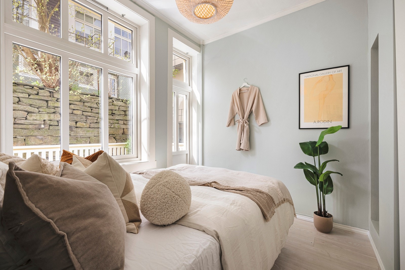 Rommet er malt i behagelige farger, og har rikelig med lysinnslipp fra de store vinduene, men likevel lite innsyn. Galleribilde