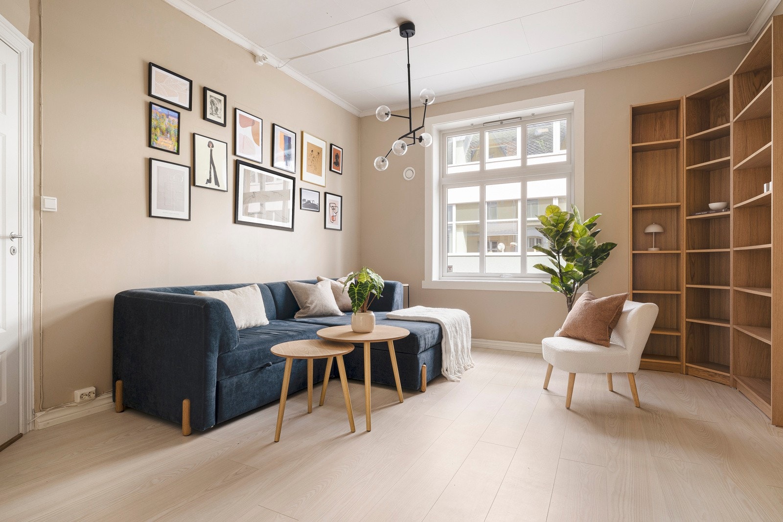 Det første man legger merke til er de store vinduene, og den god takhøyden som gir et lyst og luftig inntrykk. Galleribilde