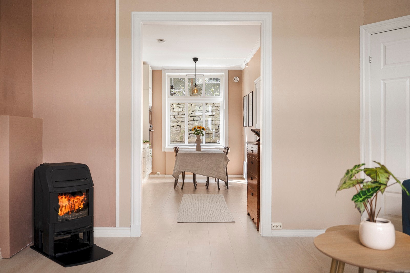 Det er også en peis, der pipeløpet er byttet i 2025! Galleribilde