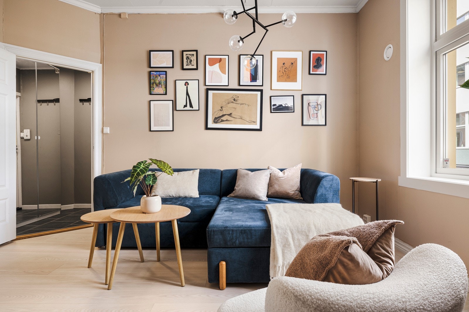 Videre beveger vi oss inn i selve hjerte av leiligheten, nemlig den store åpne stue/kjøkken løsningen. Galleribilde