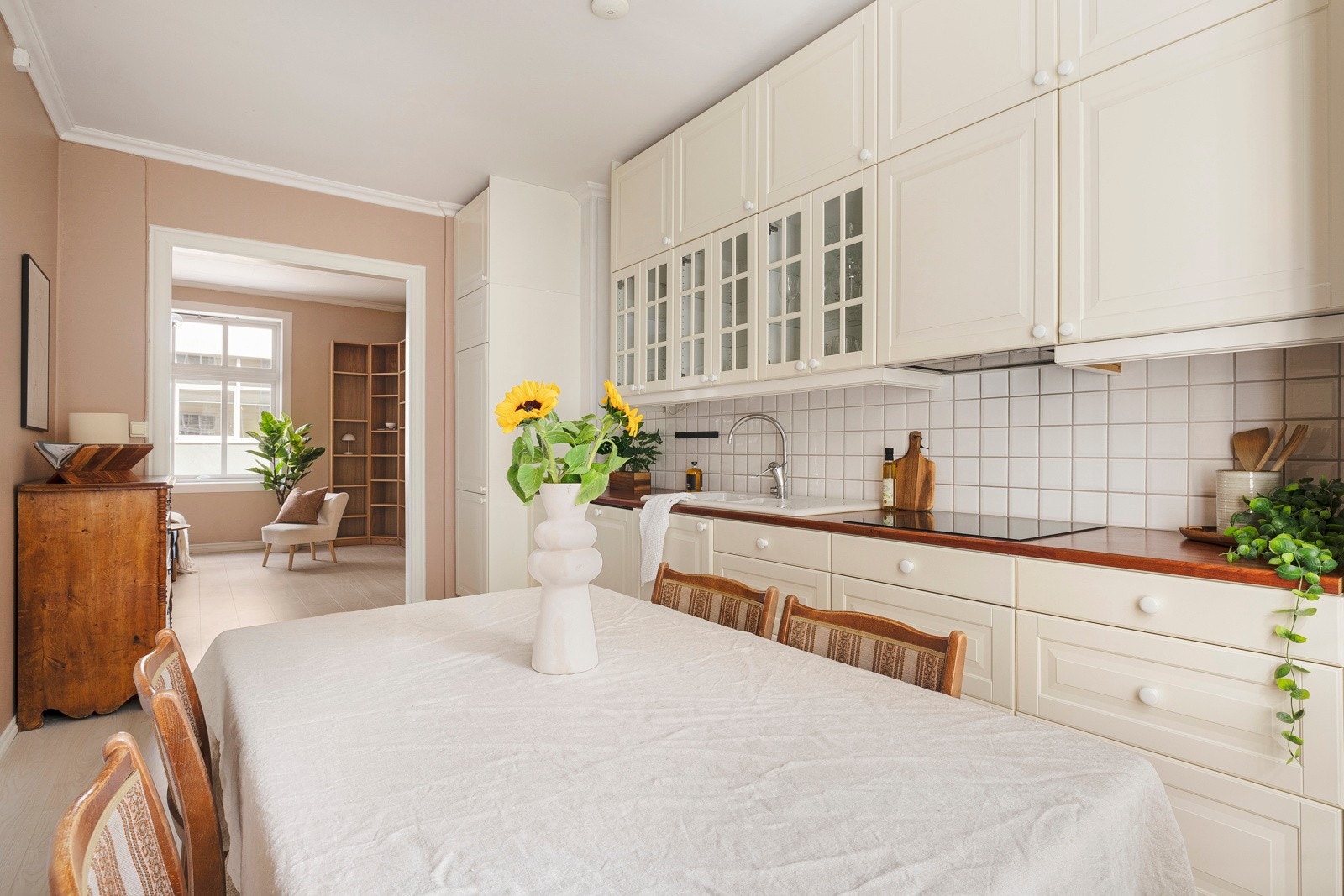 Av integrerte hvitevarer medfølger oppvaskmaskin, stekeovn, platetopp, mikro samt kjøleskap med frysedel. Galleribilde