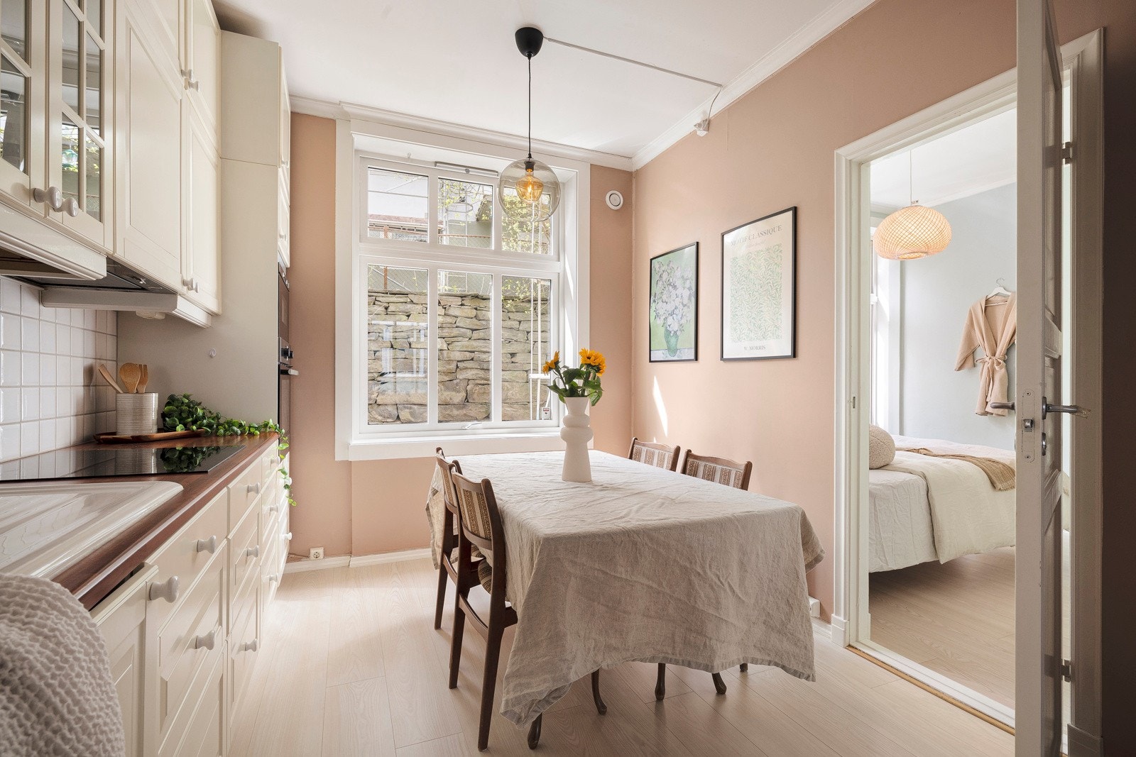 Fra kjøkkenet er det inngang til soverommet. Galleribilde