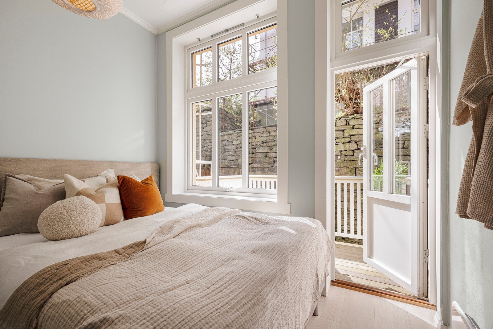 Her er det også utgang til balkongen på 4 kvm, perfekt for morgenkaffen. Galleribilde