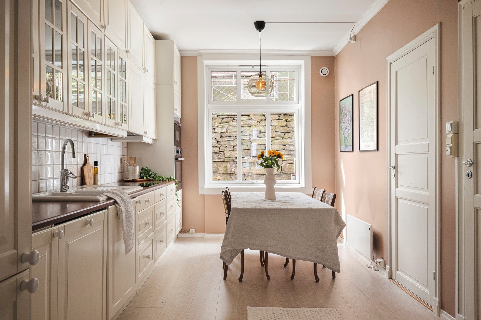 Romslig kjøkken på ca. 14 kvm med god plass til spisebord. Galleribilde