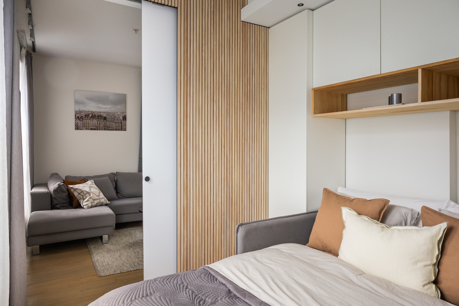 Praktisk plassbygd skap med gode muligheter for oppbevaring Galleribilde