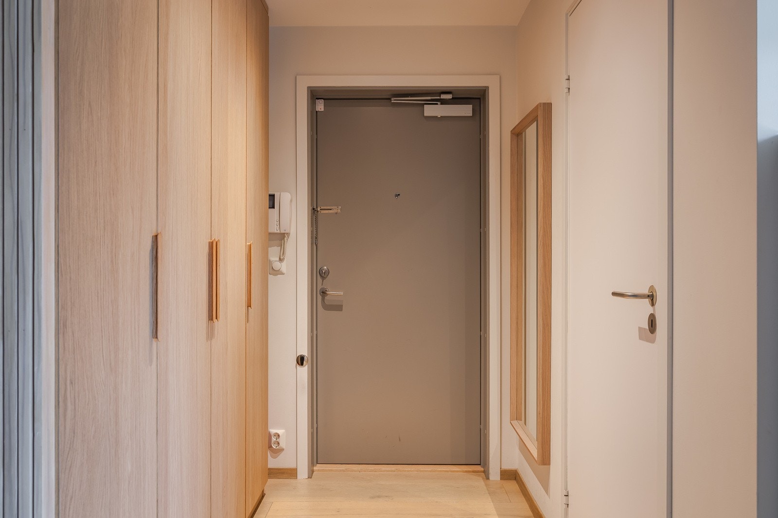 Praktisk, innbygget garderobe med god oppbevaringsplass Galleribilde