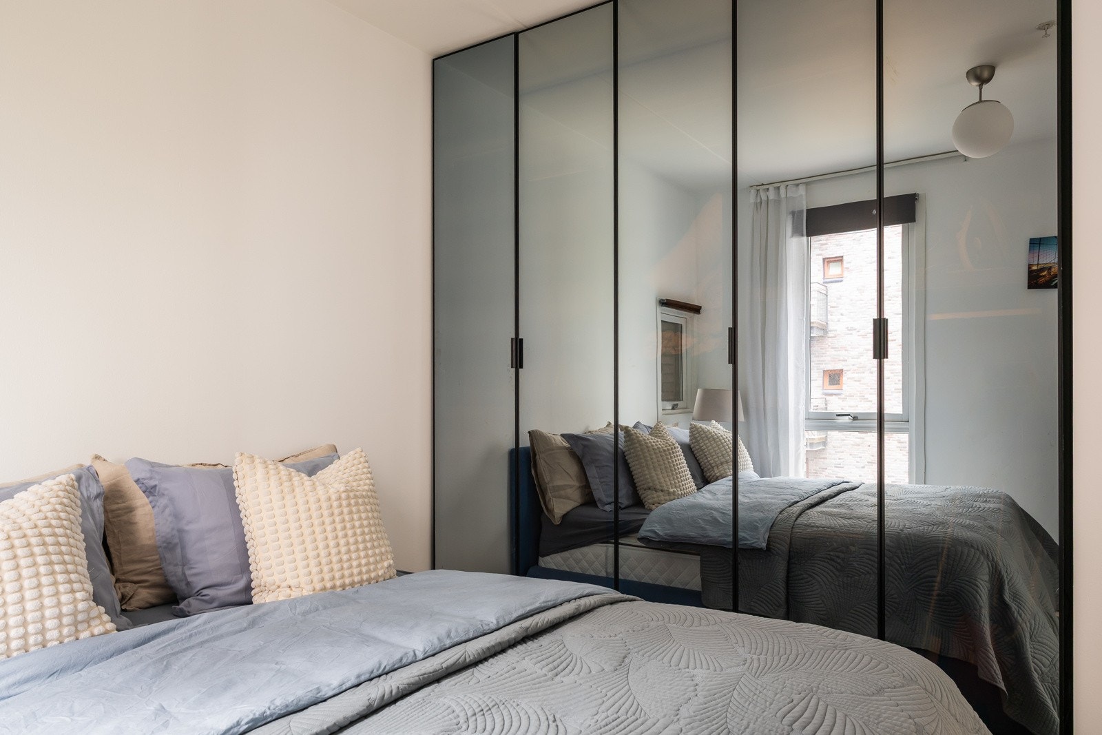 Det er montert prakist garderobe som gir god plass til lagring og oppbevaring Galleribilde