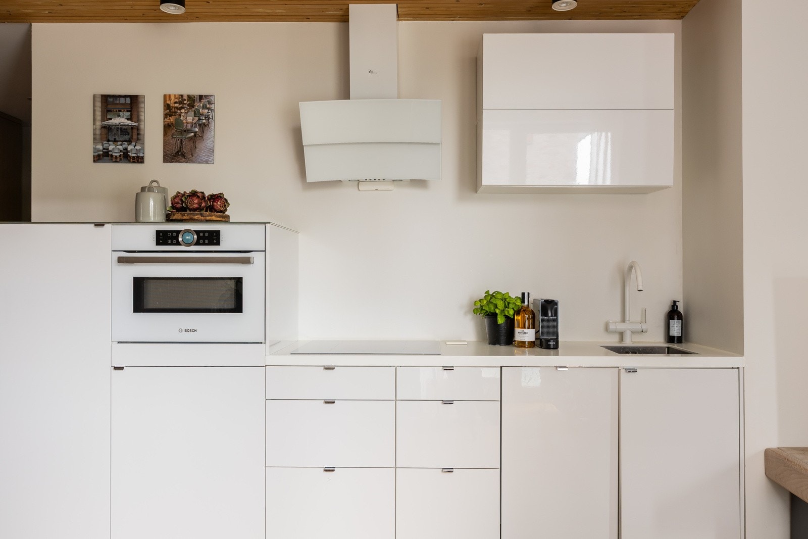 Kjøkkenet er utstyrt med integrerte hvitevarer og lekkasjestopper Galleribilde