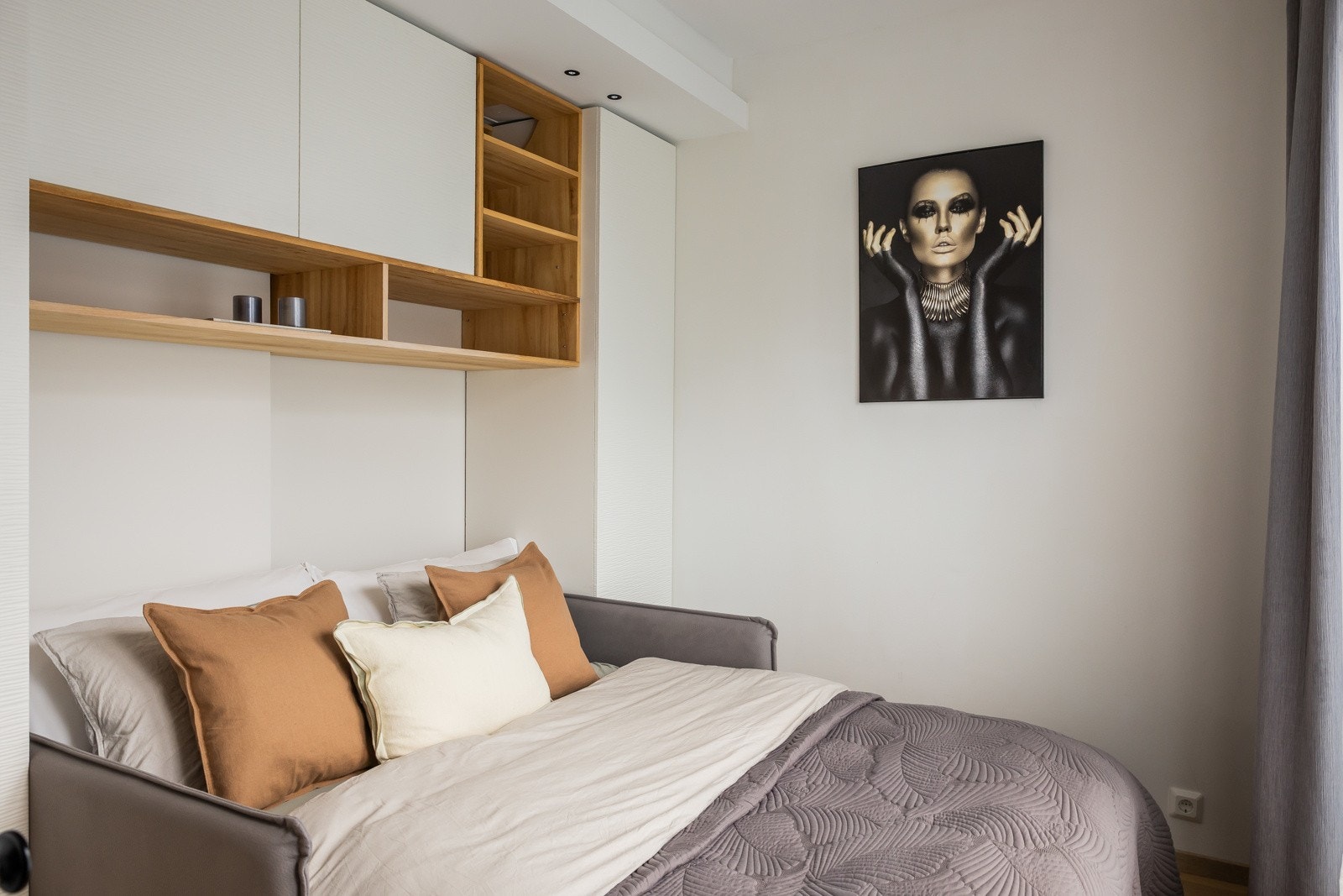 Romslig soverom med plass til dobbeltseng Galleribilde