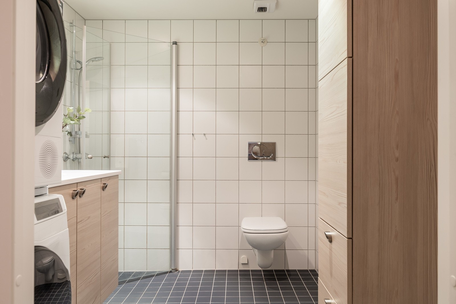 Stilrent og flislagt baderom med god størrelse Galleribilde