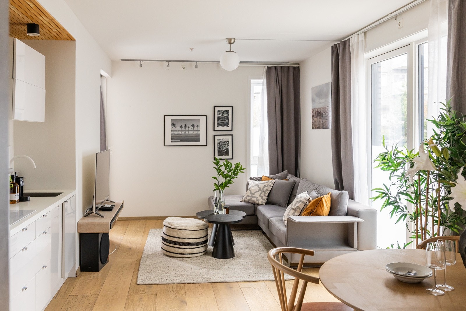 Stue og kjøkken i åpen løsning med gode møbleringsmuligheter Galleribilde