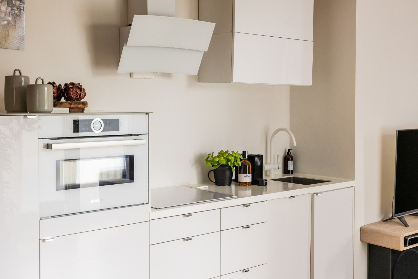 Moderne og praktisk kjøkkeninnredning Galleribilde