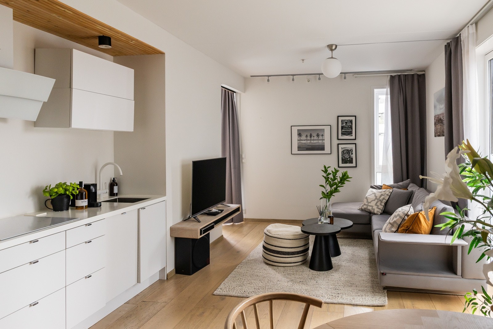 Boligen er tilknyttet fjernvarme, som sørger for oppvarming via radiatorer og varmtvann, samtidig som strømforbruket reduseres. Kostnader faktureres etter faktisk forbruk Galleribilde