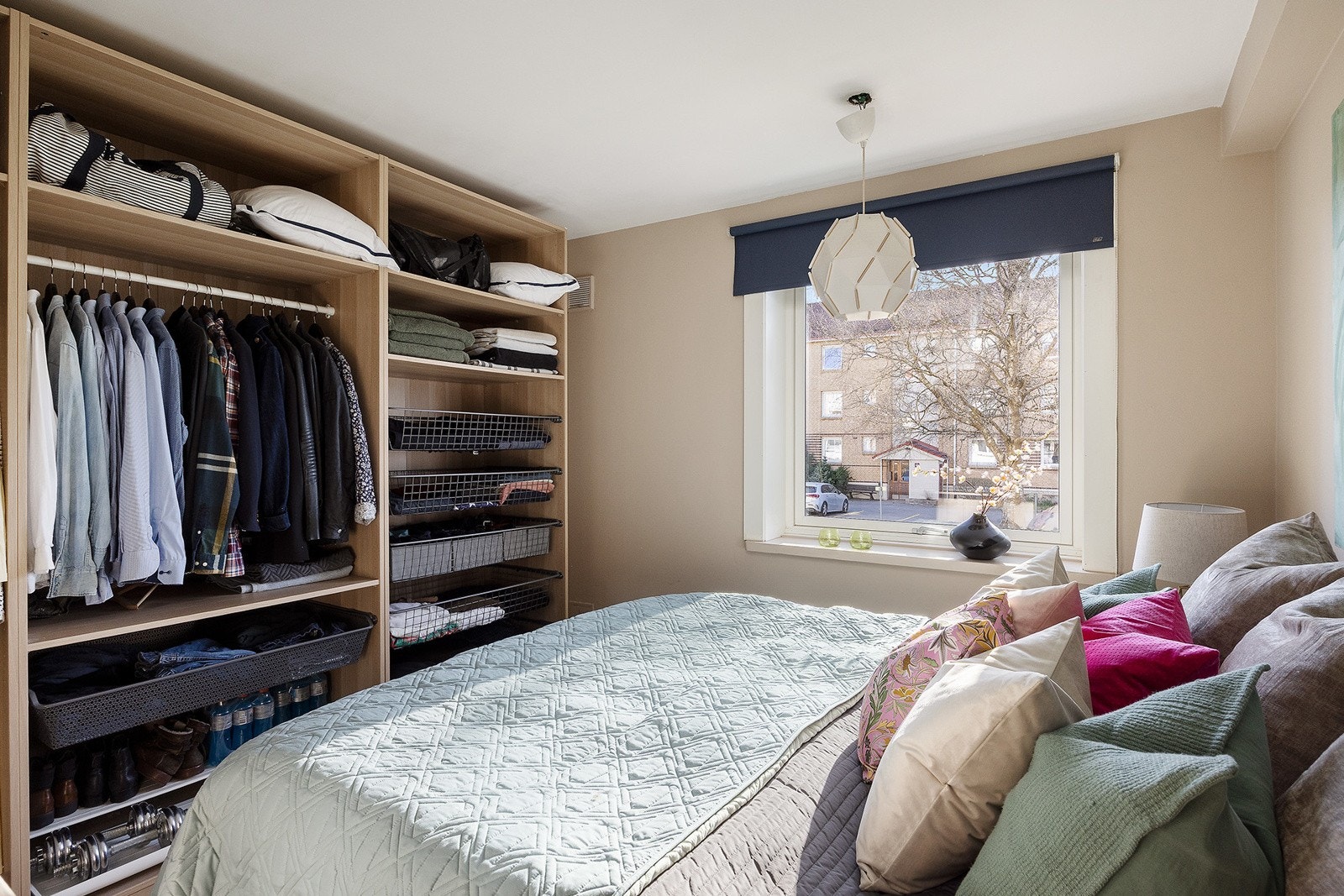 Praktisk garderobeskap med rikelig med plass. Galleribilde