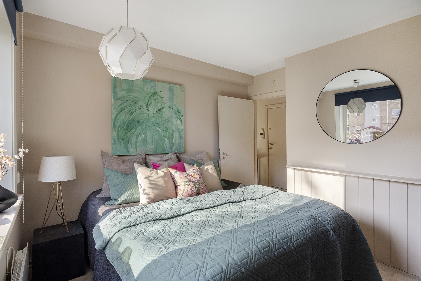 Flott soverom med god plass til dobbeltseng, nattbord og garderobe. Galleribilde