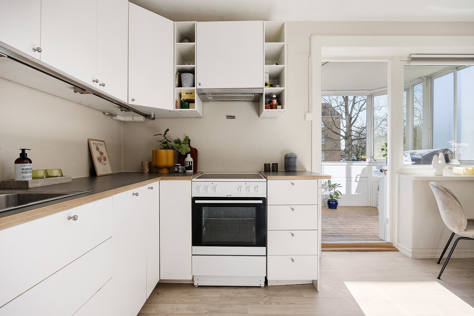 Kjøkkenet har godt med skap og benkeplass. Galleribilde