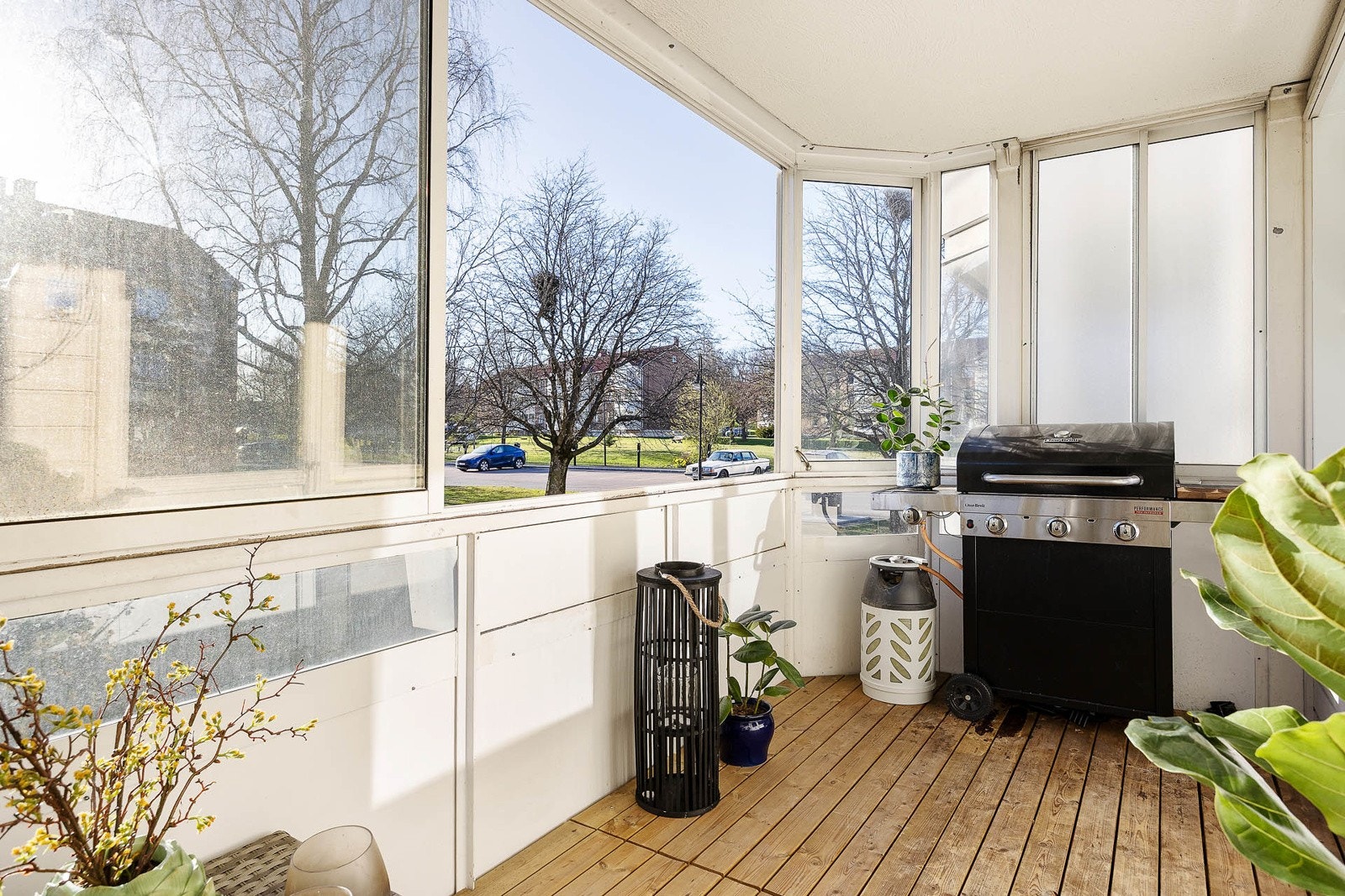 Balkongen er innglasset og fungerer fint som en forlengelse av stuen i sommerhalvåret. Galleribilde