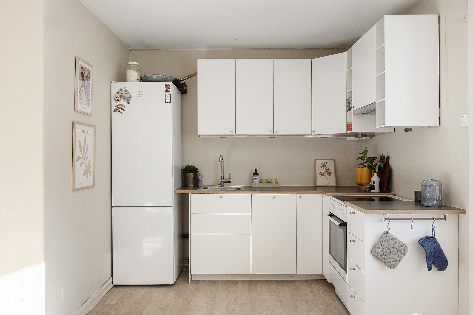 Kjøkkenet er fint plassert i enden av rommet som skaper en naturlig rominndeling. Galleribilde