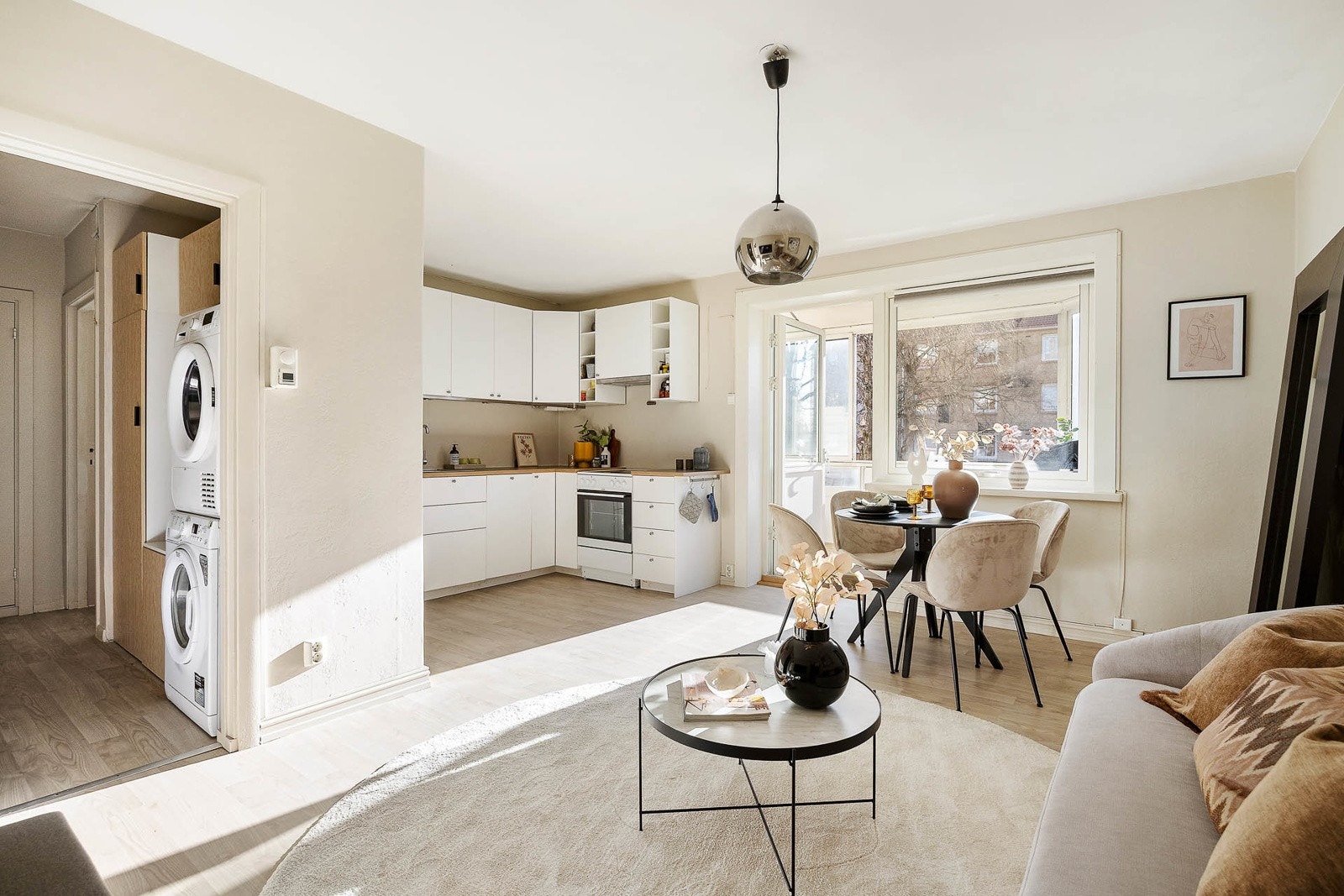 Stuen oppleves lett og luftig. Galleribilde