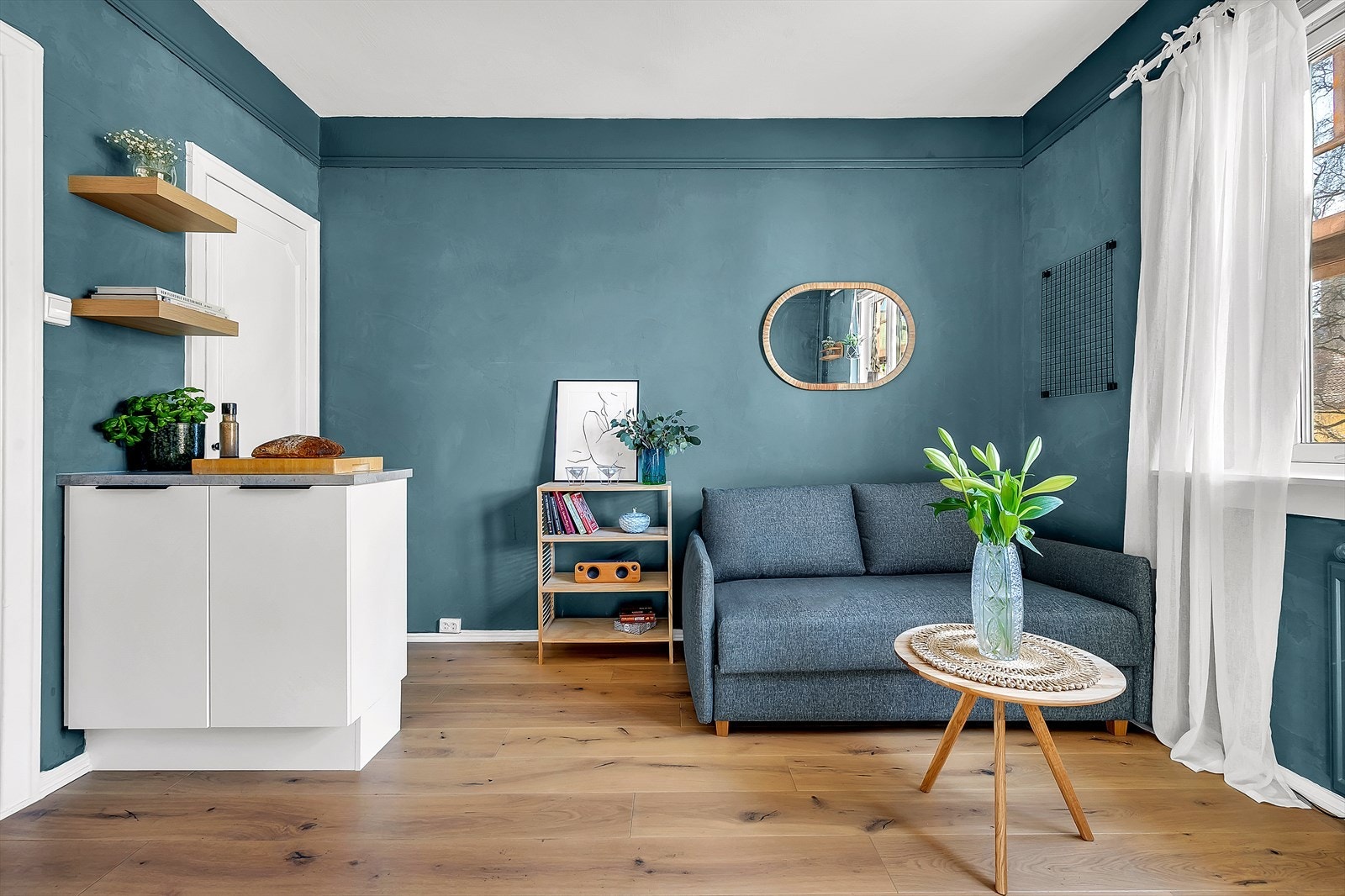 Hyggelig oppholdsrom med en behagelig atmosfære og lune, tidsriktige fargevalg. Galleribilde