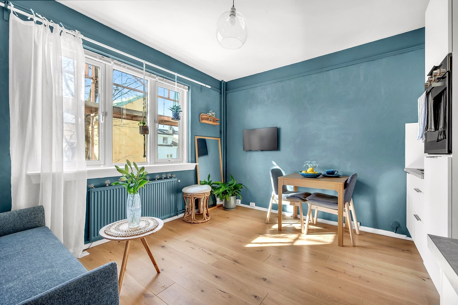 Her får du en lys og superkoselig leilighet med stort vindu som gir mye naturlig lysinnslipp. Galleribilde