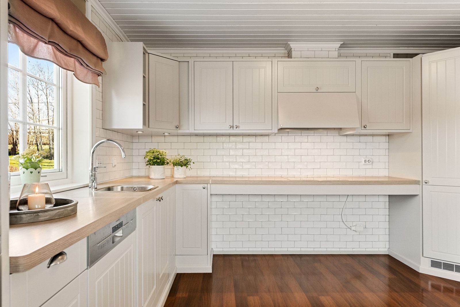 Kjøkkenet har rikelig med skap- og benkeplass. Galleribilde