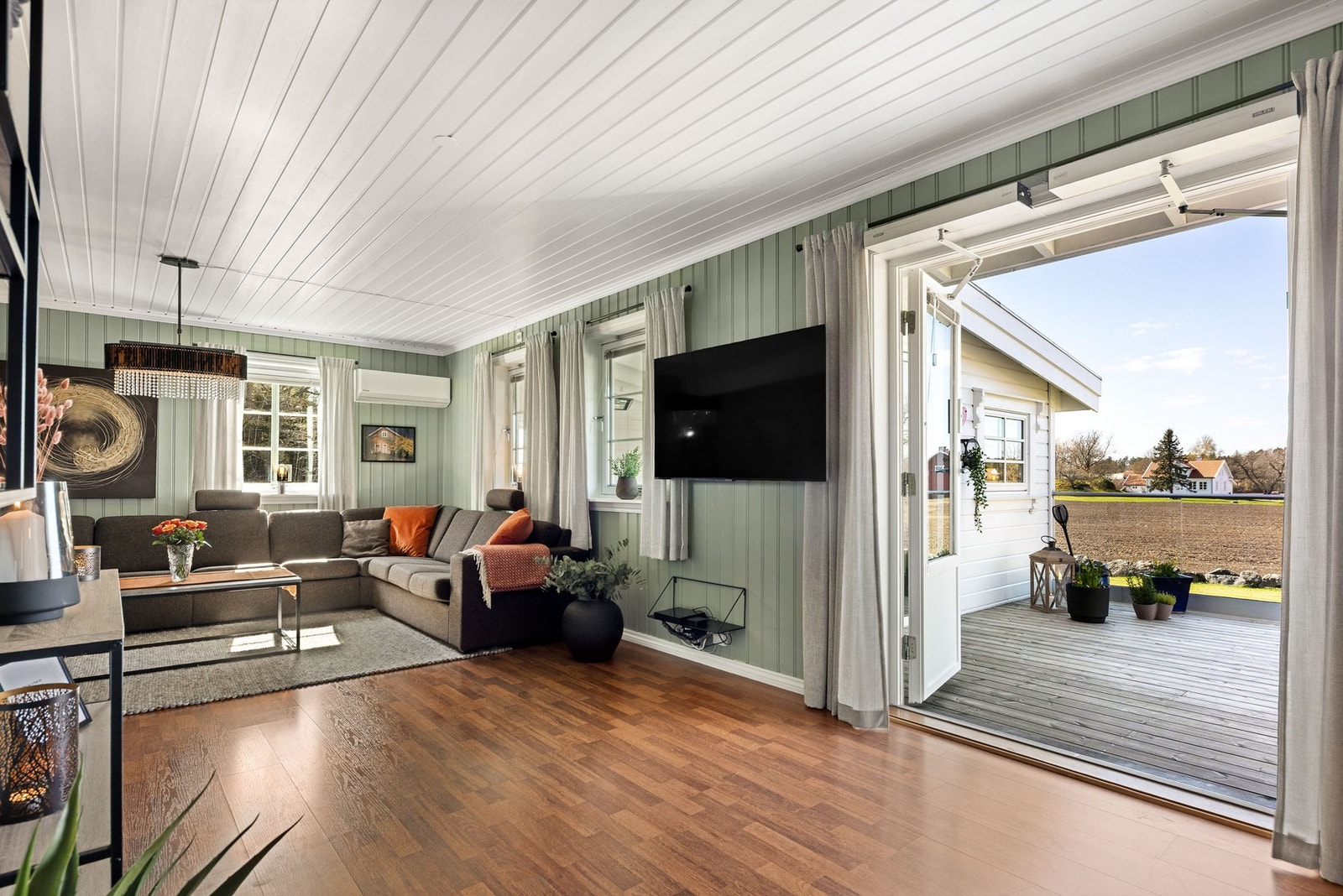 Doble dører fra stuen som kan åpnes mot terrassen. Galleribilde