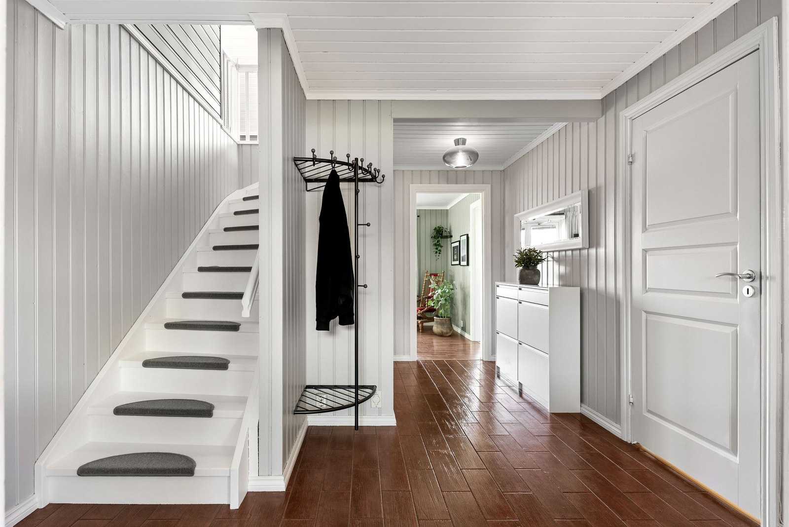 Gangen er romslig og har en flott trapp og adkomst til 2. etg. Galleribilde