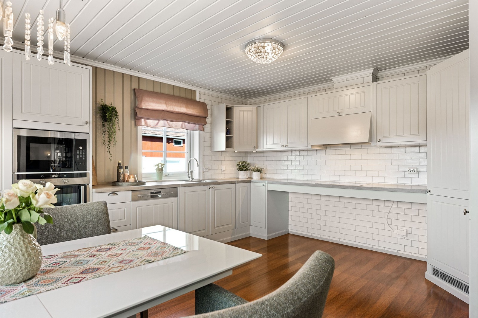 Kjøkkenet har integrerte hvitevarer og kjølehjørne. Galleribilde