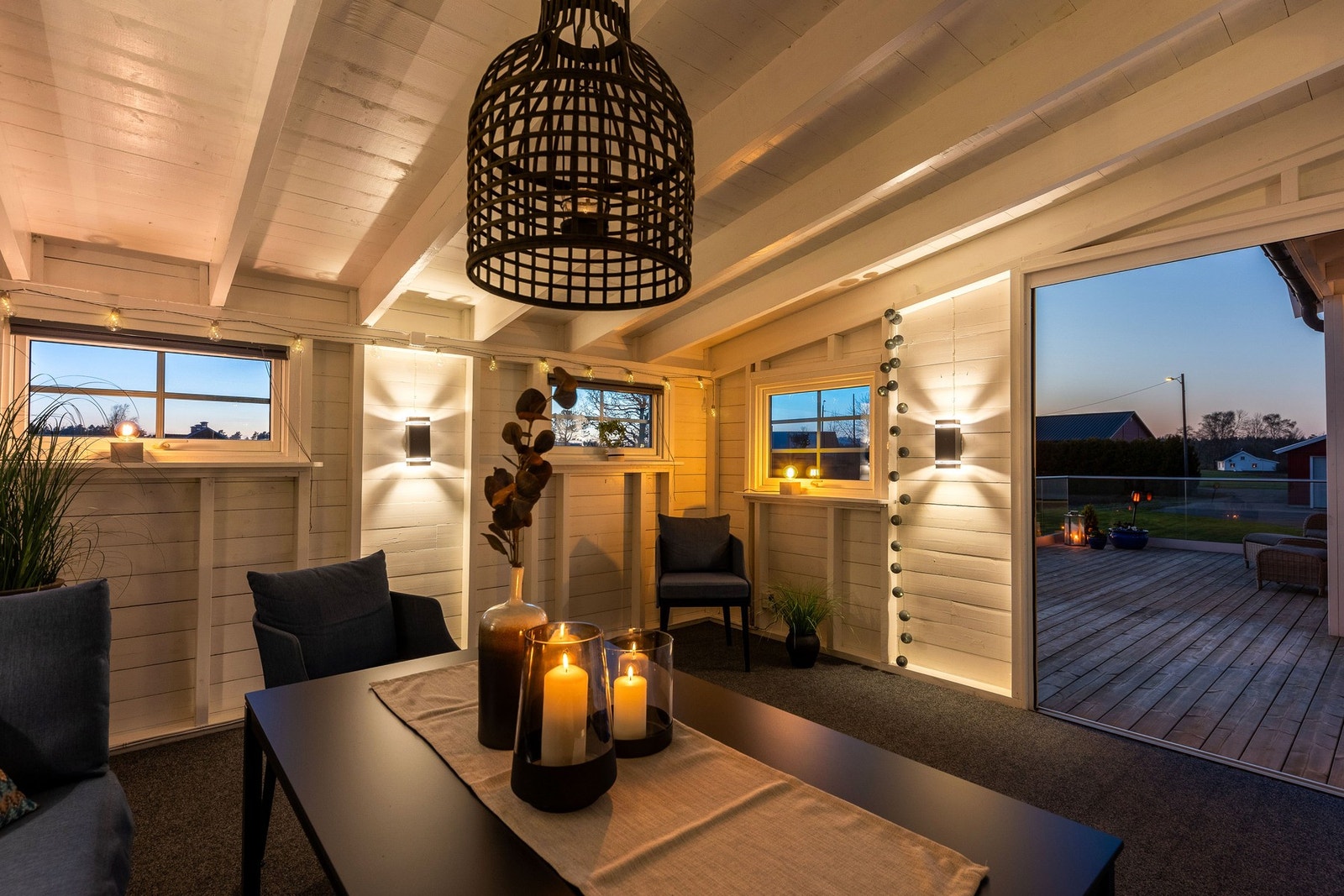 Foldedører som kan åpnes ut til terrassen. Galleribilde