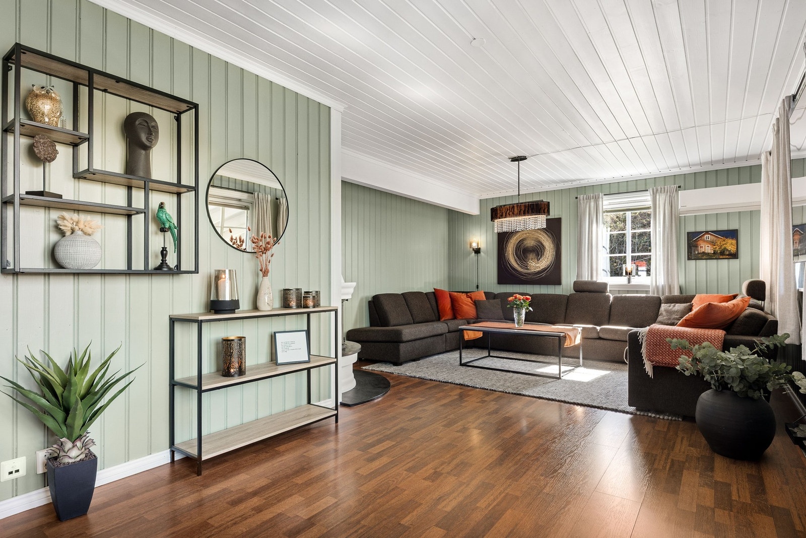 Stuen er lys og malt i en dus farge som gir en hyggelig atmosfære. Galleribilde