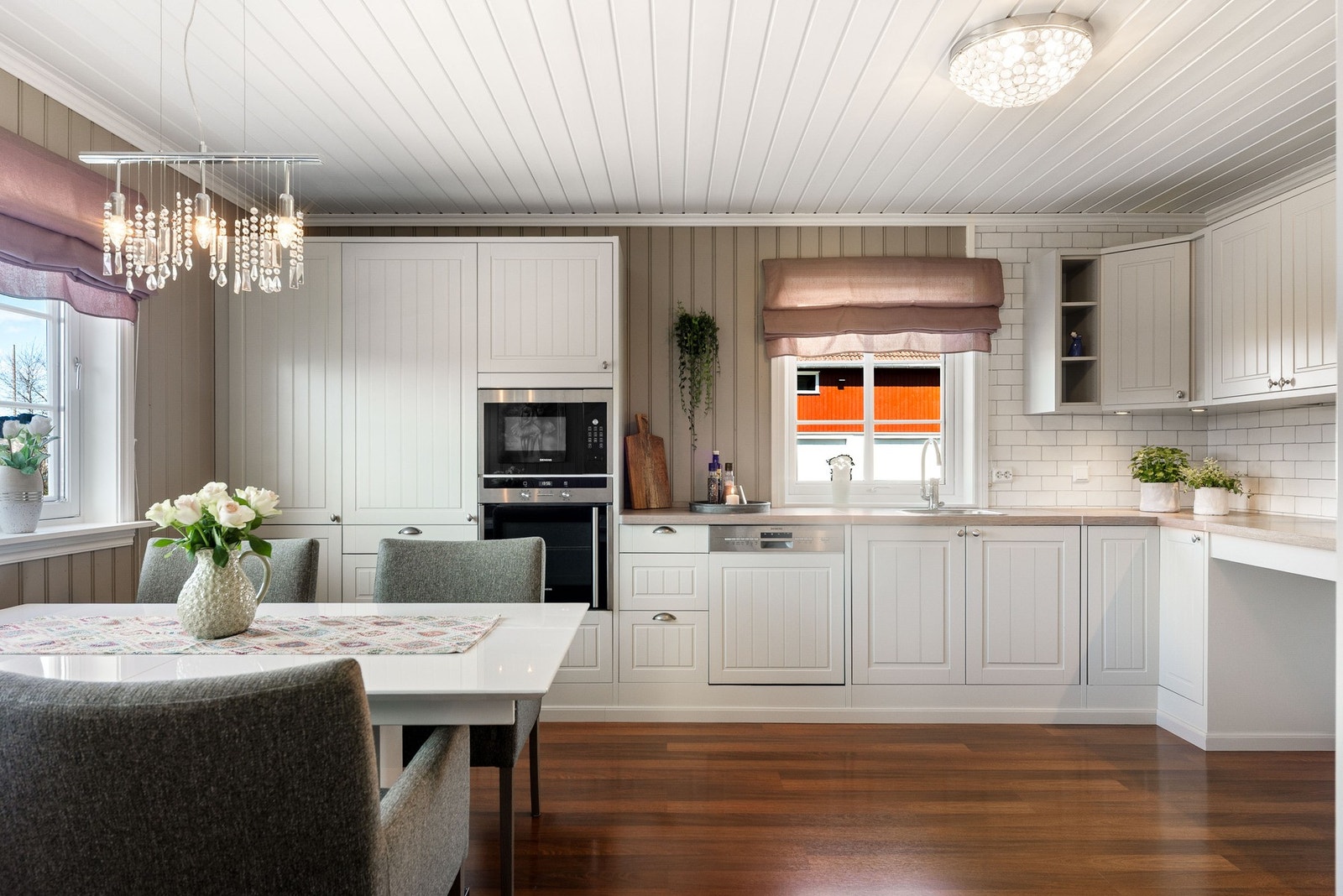 Stort kjøkken med god plass til spisebord. Kjøkkeninnredning med profilerte fronter. Galleribilde