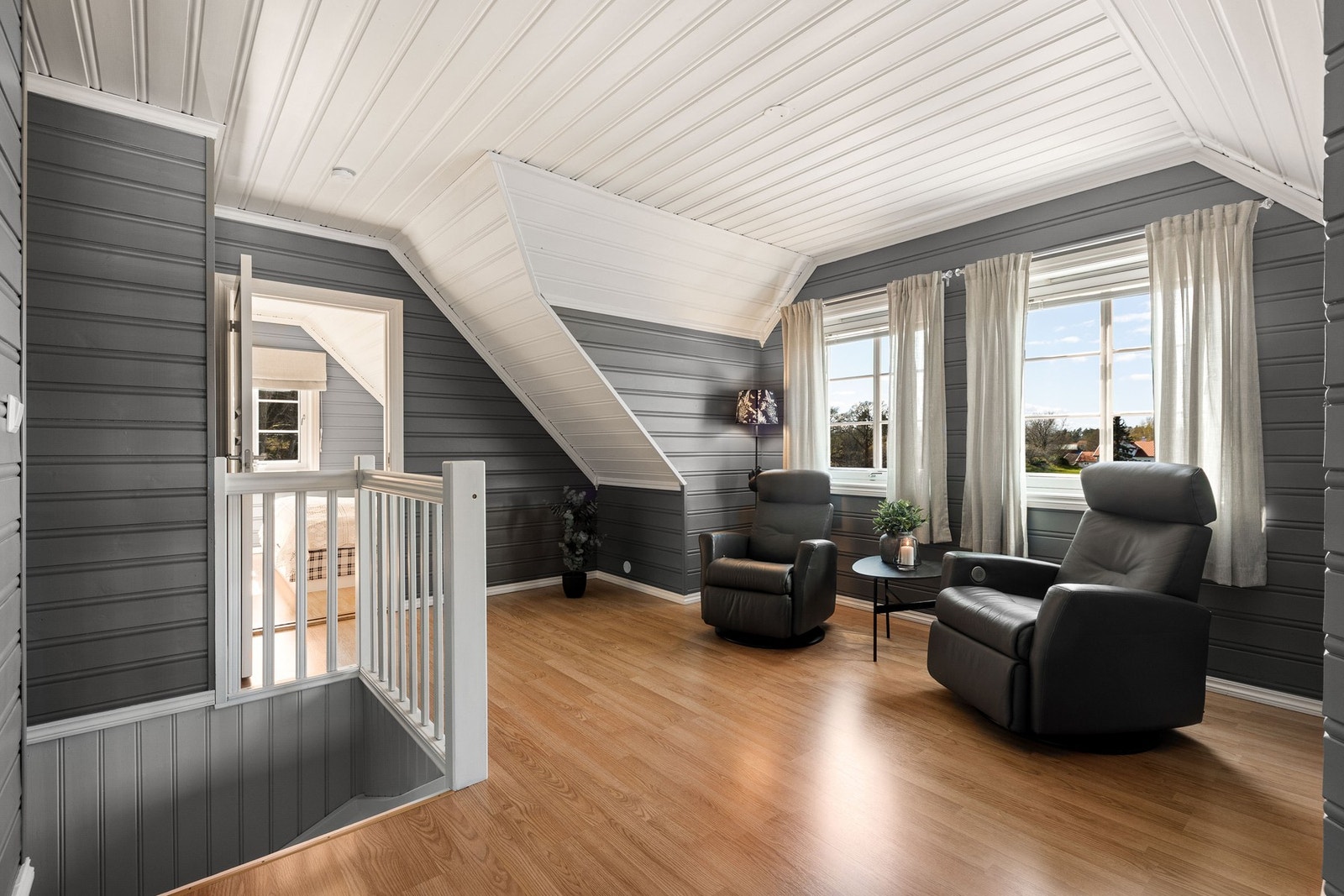 Koselig loftstue som er perfekt til TV-stue eller stue for barna. Galleribilde