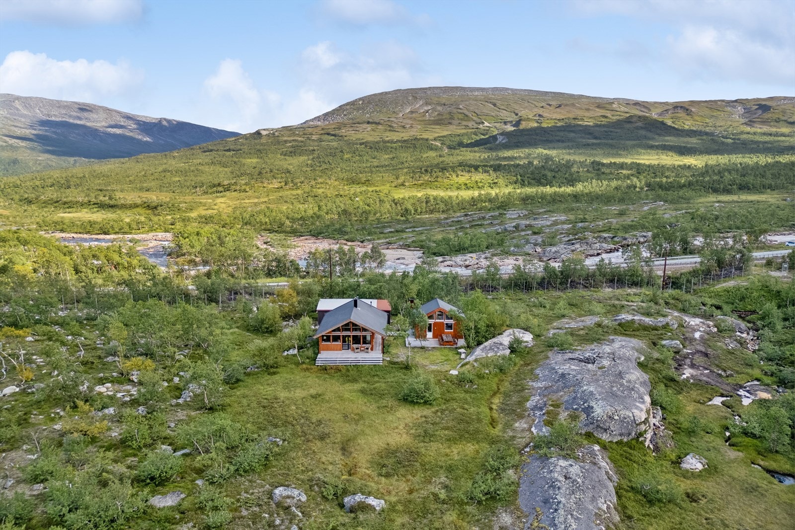 Her får du en usjenert og idyllisk beliggenhet med det som kanskje er regionens vakreste villmark som nærmeste nabo - Perfekt beliggenhet for deg som er glad i friluftsliv, jakt, fiske og toppturer Galleribilde