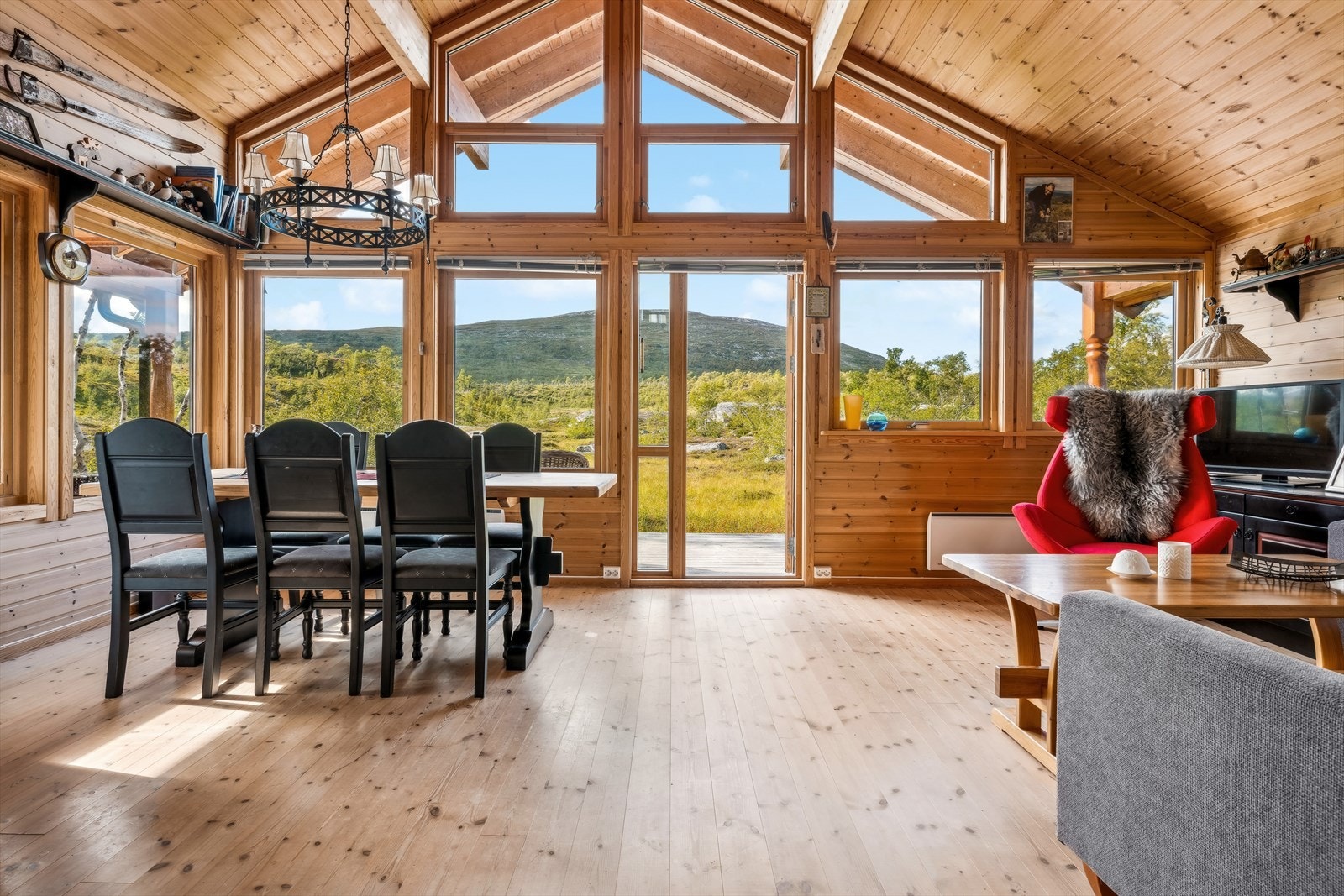 Stuen er luftig med store vindusflater og ekstra takhøyde Galleribilde