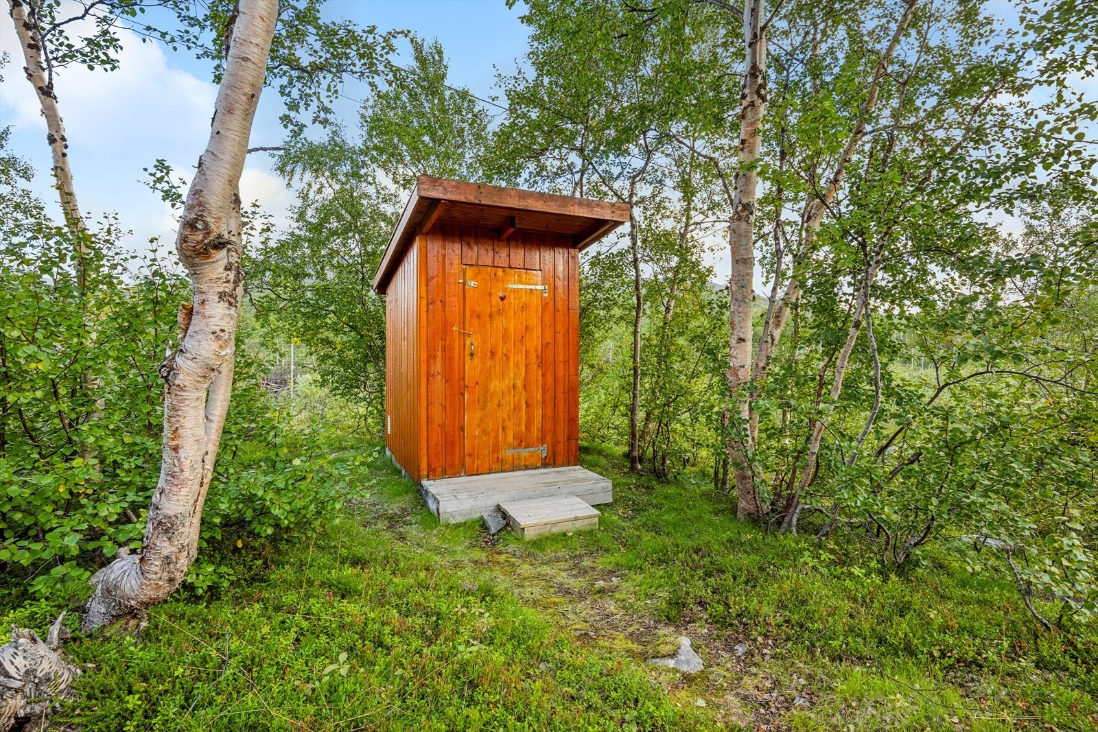 På eiendommen finner du også utedo Galleribilde