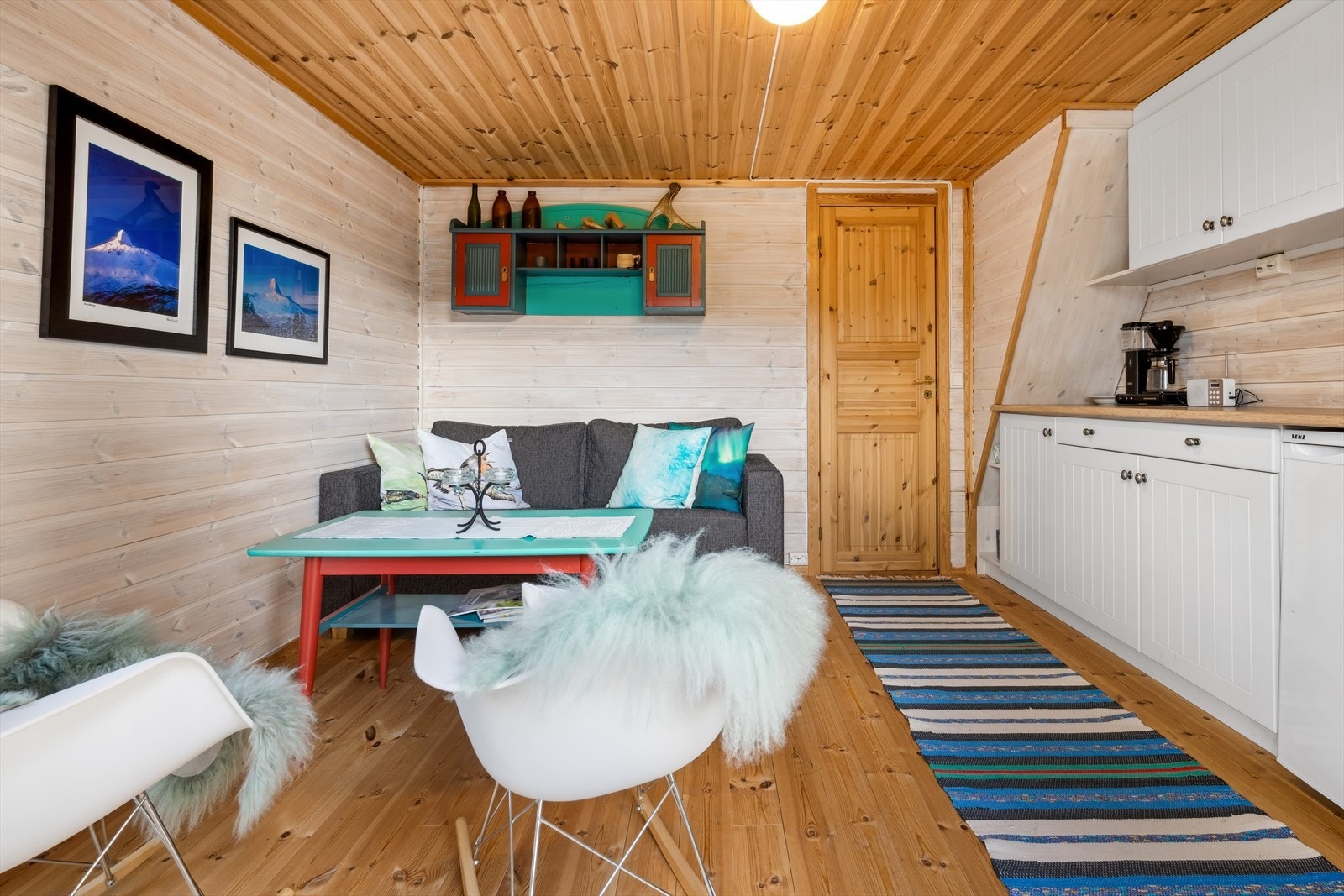 Opprinnelig soverom omgjort til koselig stue med plass til sittegruppe Galleribilde