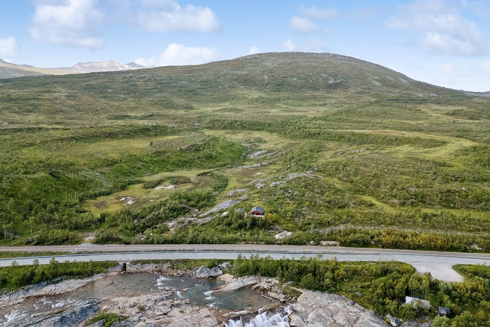 Fra parkeringen er det kun noen få minutters gange til hytta - Ny bro og gjerde er under arbeid, noe som vil forlenge veien noe, men samtidig trygge og forenkle kryssingen av jernbanen Galleribilde
