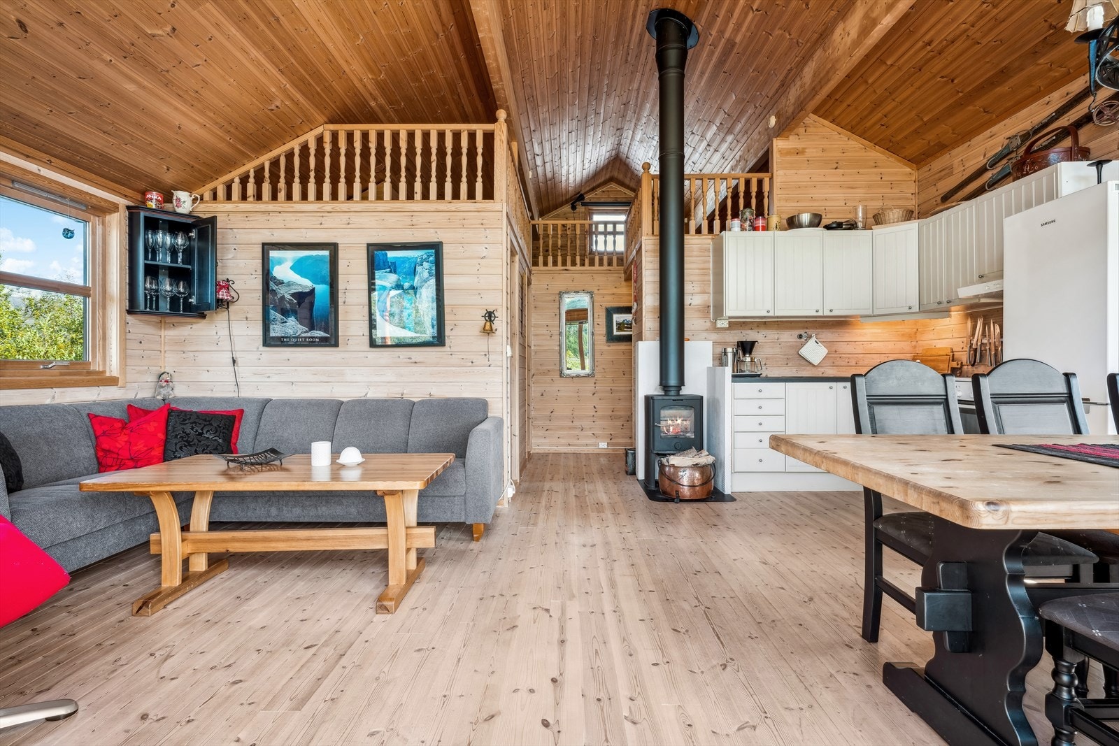 Man ønskes velkommen inn i en praktisk entrè/gang som leder videre inn i stue/kjøkken - Fra entreen/gangen er det også adkomst til boden, begge soverommene og badet Galleribilde