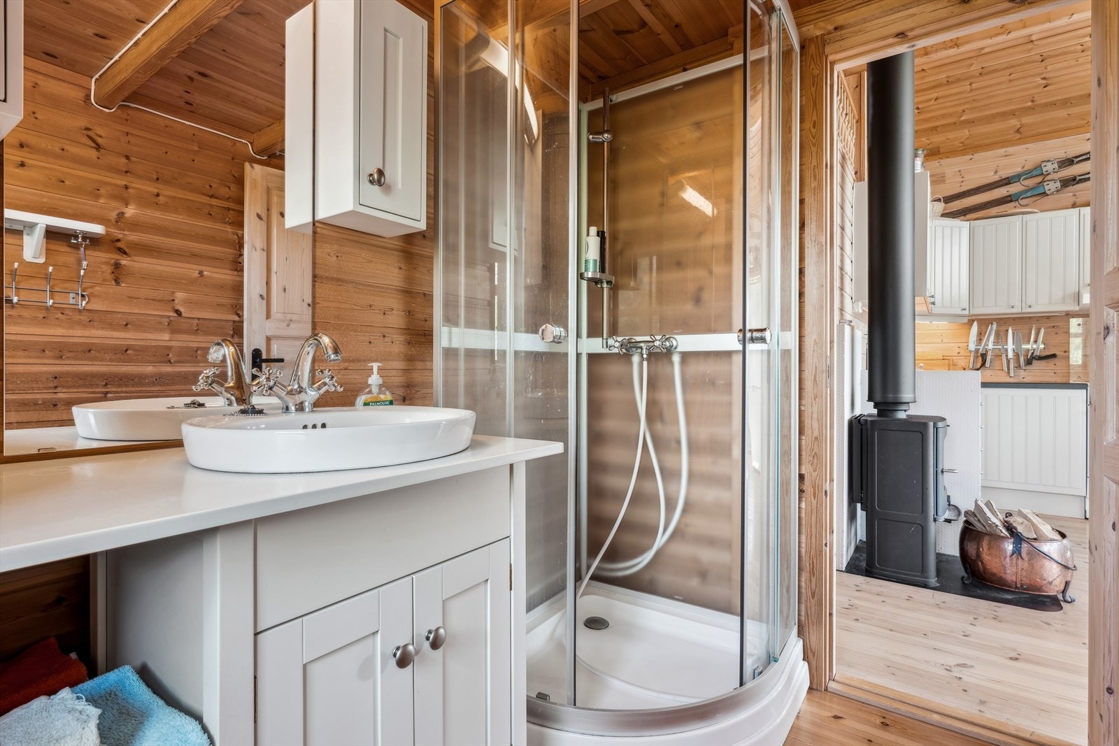 Badet (ikke bygget som våtrom) er utstyrt med dusjkabinett og baderomsinnredning Galleribilde