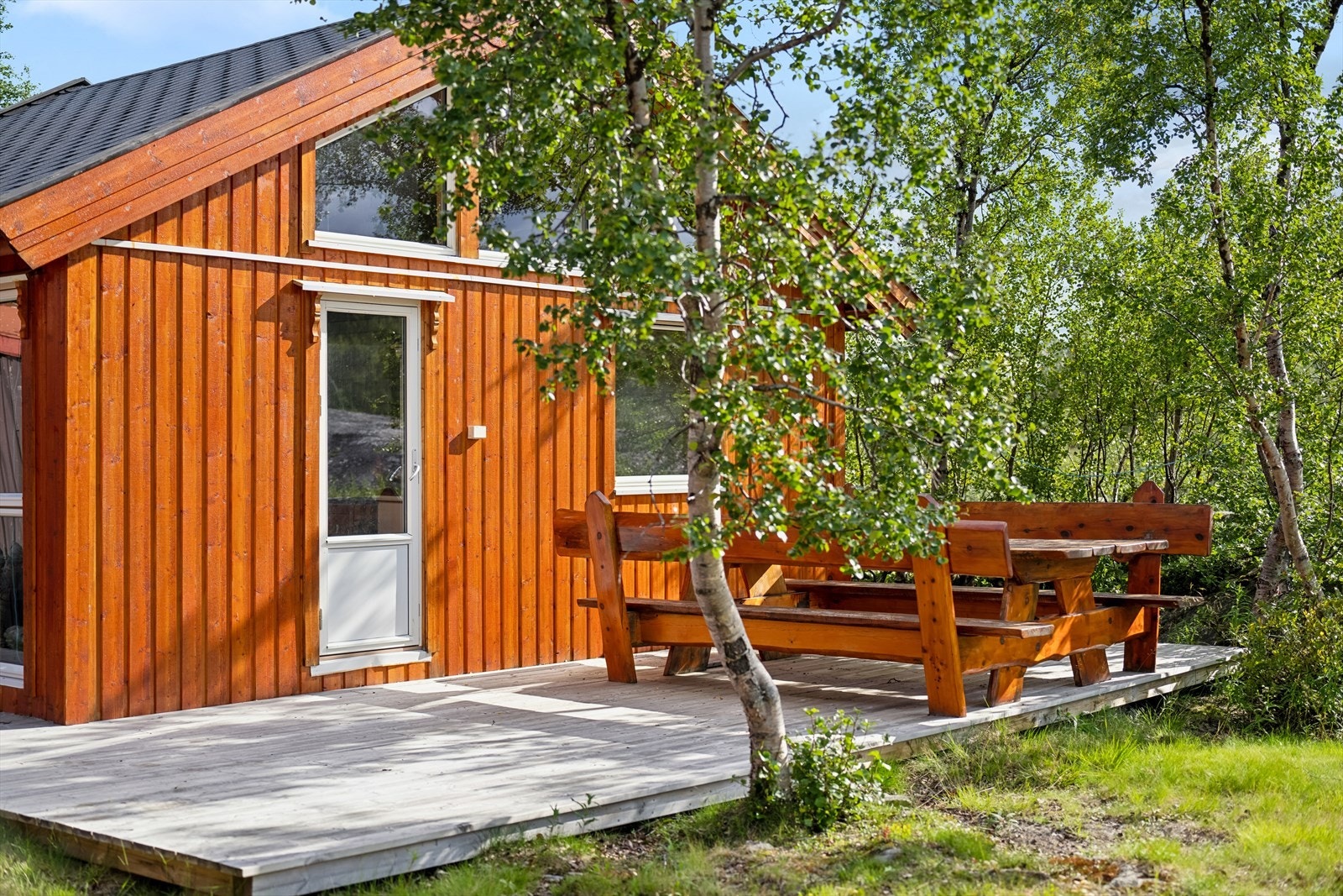 Koselig terrasse utstyrt med solid sittegruppe i treverk Galleribilde