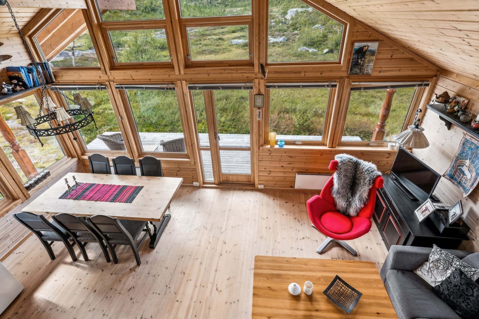 Rommet er møbleringsvennlig utformet med god plass til både sofa og spisegruppe Galleribilde