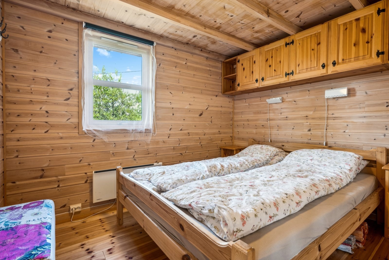 Hovedsoverommet byr på god plass til dobbeltseng med tilhørende nattbord på begge sider - Det er etablert vegghengte skap som gir lagring uten at det går på bekostning av plassen Galleribilde