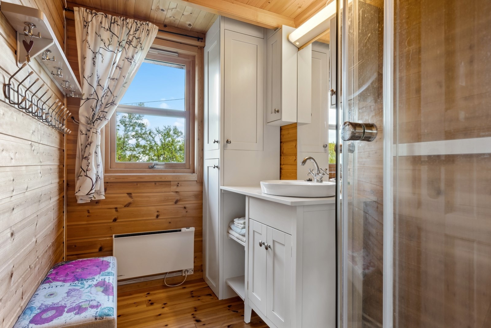 Innredningen består av servant, skap, hyller, speil og belysning Galleribilde