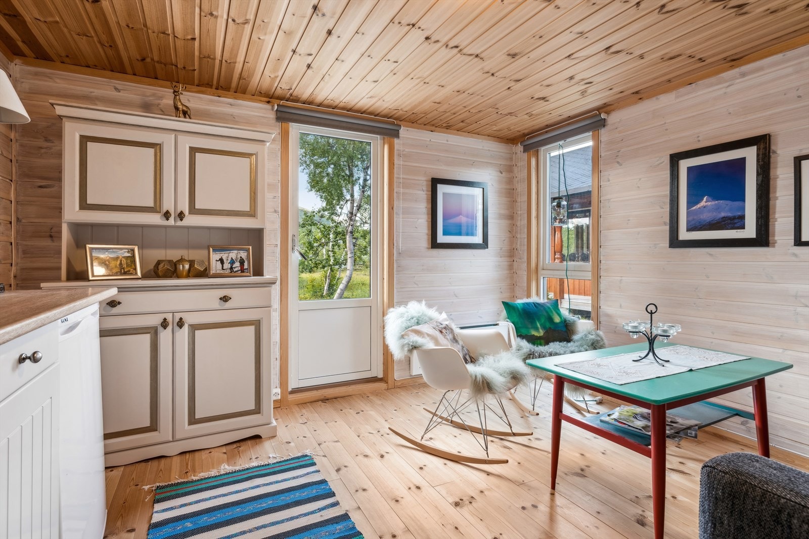 Fra stuen er det utgang til terrassen utenfor annekset Galleribilde