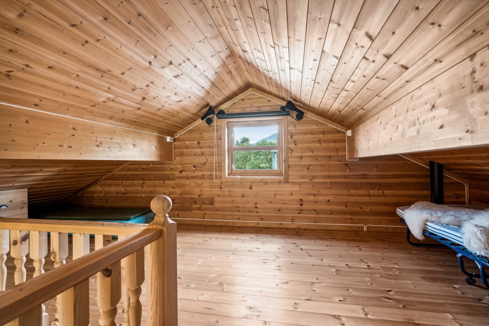 I tillegg er det en åpen hems som kan benyttes til sporadisk overnatting Galleribilde